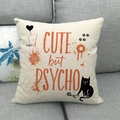 Detail van linnen kussensloop met 'CUTE but PSYCHO' tekst en kat op een grijze bank - Cute but Psycho Kat Silhouet (1)