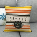 Detail van de linnen Halloween kussensloop met zwarte kat en strepen op een grijze stoffen bank - Halloween Gestreepte Zwarte Kat (3)