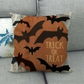 Dettaglio del copricuscino in lino per Halloween con pipistrelli e scritte a tema - 45x45 cm / Luna Arancione Pipistrello Dolcetto o Scherzetto (9)