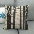 Housse de coussin en lin avec motif de forêt de bouleaux sur un canapé gris - Forêt de Bouleaux Nordique (12)