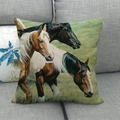 Primer plano del patrón de caballos salvajes en funda de cojín de lino sobre sofá - Estilo Pintura al Óleo de Caballos de Pasto (3) / 1 Pieza