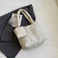 Bolso tote acolchado beige con estuche a juego y textura suave de estilo minimalista - Blanco Roto