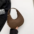 Sac à bandoulière marron foncé en forme de croissant avec motif pierre et fermoir - Marron