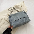 Graublaue Ketten-Schultertasche aus mattem Leder mit silberner Aufschrift auf der Klappe - Blau