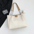 Borsa tote minimalista in pelle PU beige con bordo marrone e ciondolo agnello - Con Ciondolo / Cachi