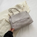 Graue minimalistische Wildleder-Tragetasche mit Metallkettenriemen und Klappendesign - Hellgrau