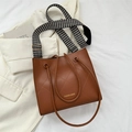 Borsa tote in pelle trapuntata marrone con testo FASHION & BAGS e tracolla - Marrone
