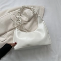 Bolso de hombro blanco tipo media luna con asa plisada y cordón en piel sintética mínima - Blanco