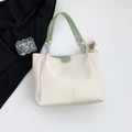 Borsa tote crema con manici verde chiaro, catene d'argento e ciondolo a pecorella - Con Ciondolo / Verde
