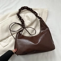 Bolso de hombro media luna marrón oscuro de moda con correa plisada sobre traje - Negro