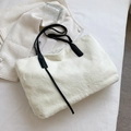 Borsa tote in ecopelliccia bianca con doppi manici in pelle nera a contrasto - Bianco