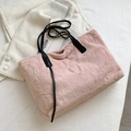 Borsa tote in ecopelliccia rosa con manici neri in pelle per lo stile invernale - Rosa