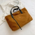 Elegante borsa tote in peluche marrone caramello con manici in pelle nera per l'inverno - Marrone