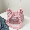 Bolso tote rosa con textura de palomitas y correa suave con un diseño minimalista - Rosa