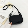 Elegante bolso de montura en cuero negro mate con correa ajustable en estilo flatlay - Negro