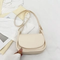 Bolso de montura minimalista en cuero PU blanco crema con solapa y correa fina - Albaricoque