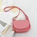 Bolso de hombro tipo montura en rosa con solapa y correa ajustable para uso diario casual - Rosa