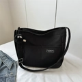 Borsa tote in tela nera minimalista con ampia tracolla e ciondolo a forma di mostro - Nero Con Pendente