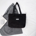 Minimalistische zwarte teddy tote bag met Fashion-patch en lange schouderbanden - Zwart