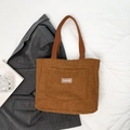 Bruine teddy fleece shopper met grote voorzak en stijlvol fashion label - Bruin