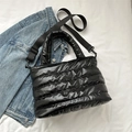 Borsa tote trapuntata nera con tracolla regolabile in nylon leggero e lucido di qualità - Nero