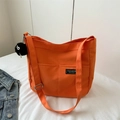 Grande borsa tote in tela arancione con tasche frontali e ciondolo di peluche - Arancione Con Pendente