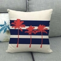 Housse de coussin en lin avec palmiers rouges et rayures marines sur canapé gris - Palmiers Rouges à Rayures (10)