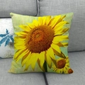 Détail de l'imprimé tournesol sur une taie d'oreiller en lin posée sur un canapé gris - Tournesol Éclatant (7)