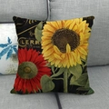 Détail d'imprimé tournesol rétro sur housse de coussin en lin posée sur un canapé gris - Tournesol Fond Noir Vintage (13)