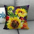 Détail de la housse de coussin en lin avec motif de tournesol aquarelle sur canapé - Tournesol Aquarelle Dessiné à la Main (15)