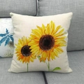 Détail de l'imprimé tournesol sur une taie d'oreiller en lin sur un canapé gris - Double Tournesol Beige (16)