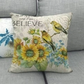 Détail macro du motif tournesol et oiseau sur la housse de coussin décorative en lin - Tournesol et Oiseau Chanteur (17)