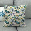 Fodera per cuscino in lino con fiori vintage e farfalla su un divano grigio - Illustrazione di Viola del Pensiero e Farfalla / 45x45cm