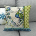 Housse de coussin vintage en lin avec paon et texte Paris sur un canapé gris - Bohème Paon Paris (7)