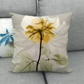 Detail van geel bloemenpatroon en textuur op de linnen kussensloop van het kussen - Stijl 3-Zonnegele Kunstbloem