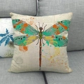 Détail d'une housse de coussin en lin avec motif libellé et imprimé journal vintage - Libellule Jaune Vert Journal Rétro (Style 2)