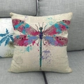 Housse de coussin en lin avec imprimé libelle vintage posée sur un canapé gris - Libellule Dégradé Rose Bleu (Style 4)
