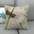 Détail de la taie d'oreiller en lin à motif libellé vintage sur un canapé gris - Libellule Jardin Paris Français (Style 6)