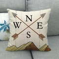 Housse de coussin en lin avec motif boussole vintage sur canapé en tissu gris - Montagnes de Boussole Rétro (7)