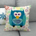Dettaglio del cuscino in lino con gufo e occhi a cuore su un divano in tessuto grigio - Tipo standard / Stile Gufo Blu Scuro Occhi a Cuore