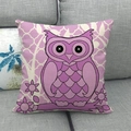 Détail de la housse de coussin en lin à motif de hibou sur un canapé gris moderne - Type standard / Style Hibou Esquisse Violet