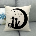 Nahaufnahme von Leinen-Kissenbezug mit Katzen-Mond-Silhouette auf grauem Stoffsofa - Auf Dem Mond Sitzende Schwarze Katze Silhouette (12)