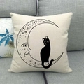 Boho-Kissenbezug aus Leinen mit Mond und schwarzer Katze auf modernem grauem Sofa - Anthropomorpher Mond Schwarze Katze (13)