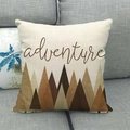Housse de coussin en lin avec motif montagne et aventure sur canapé gris - Montagnes Superposées d'Aventure (8)