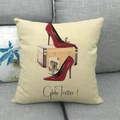 Dettaglio del copricuscino in lino con stampa acquerello di scarpe rosse e valigia vintage - Motivo Valigia Tacchi Alti Rossi