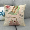 Fodera per cuscino in lino con borsa moda acquerello e tacchi verdi su divano - Motivo Combinato Accessori Moda