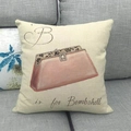 Dettaglio federa in lino con borsa a mano acquerello e lettera B floreale su divano grigio - Lettera B Con Pochette Rosa
