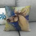 Leinen-Kissenhülle quadratisch mit farbenfrohem Wildpferd-Aquarellmuster auf grauem Sofa - Bunter Aquarell Pferdekopf Stil (9)