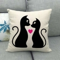 Leinen-Kissenbezug mit schwarzen Katzen-Silhouetten und pinkem Herz auf grauem Sofa - Zwei Schwarze Katzen Herz Silhouette (3)