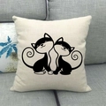 Leinen-Kissenbezug mit minimalistischem Katzen-Print auf einem grauen Stoffsofa - Geschlossene Augen Katze Linienkunst (4)